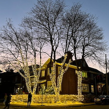 Installation-des-lumires-de-Nol-La-maison-de-Nol-Canadian-Tire-Montral 8